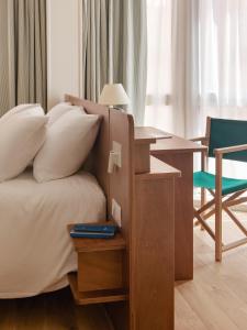 a bedroom with a bed with a desk and a chair at Alfred Hotels Toulouse Victor Hugo - Hôtel Rénové in Toulouse +1 photo