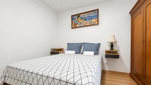 a bedroom with a bed and a picture on the wall at T2 Cosy - Proche Dijon -Terrasse - Parking in Pichanges