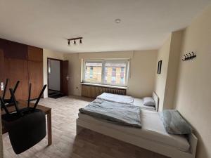 a bedroom with a bed and a window at Monteur 3P in Fürstenau