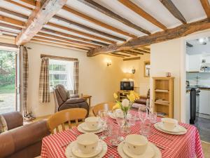 a living room with a table and chairs at Bluebell Cottage - Ukc6676 in Bettws-yn-Rhôs