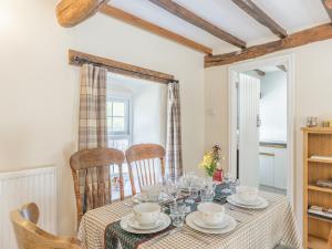 a dining room with a table and chairs at Primrose Cottage - Ukc6679 in Bettws-yn-Rhôs