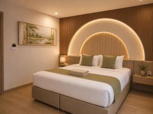 a bedroom with a large bed in a room at Chanaplace Lanna in Chiang Mai