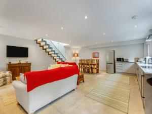 a living room with a couch and a kitchen at Ash Hill - Uk36199 in Fordingbridge