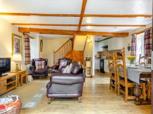 a living room with a couch and a kitchen at Lavender Cottage - Ukc6677 in Bettws-yn-Rhôs