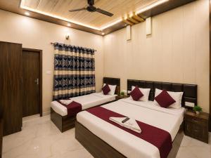 two beds in a room with two beds sidx sidx sidx sidx at Hotel R-A-M-A-N-S-H GRAND INN - Beside Ram Mandir Ayodhya 96,7000,2101 in Ayodhya