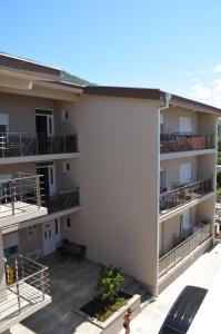 een luchtzicht op een gebouw met balkons bij Apartments Md Lux 2 in Sutomore
