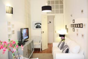 リスボンにあるCharming apartment in Alfama - Se11のリビングルーム(白いソファ、テレビ付)