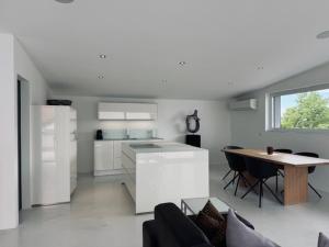 a kitchen and living room with a table and a counter at Aparthotel Othello in Dingolfing