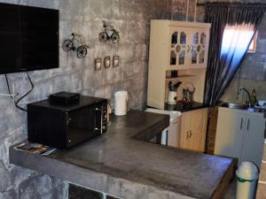a kitchen with a counter top with a microwave at Art Guest House in Lutzville