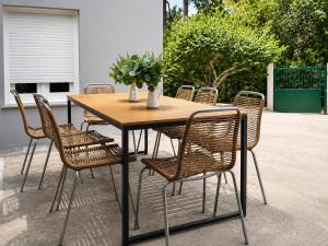 a wooden table with chairs and a vase of flowers at Carimar, a mirada da ría in Boiro