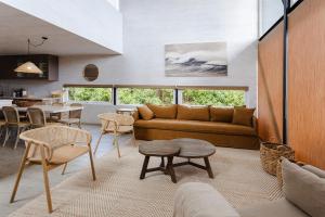 a living room with a couch and a table at Casas Punta Costanera in Pichilemu