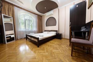 a bedroom with a bed and a large window at Pensiune Taviada in Chişinău +43 photos