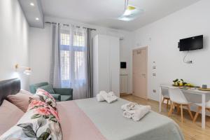 una camera da letto con un letto e una sala da pranzo di Alta Costa a Polvica