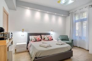 una camera da letto con un letto e una sedia verde di Alta Costa a Polvica