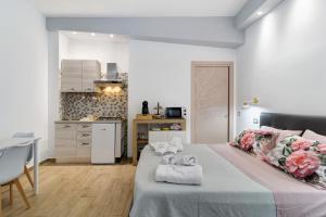 una camera da letto con un letto su cui ci sono due orsacchiotti di Alta Costa a Polvica
