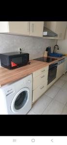 a kitchen with a washing machine and a sink at Schöne 2 zwei Zimmer Wohnung in Gleisdorf