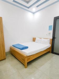 a bedroom with a bed in a room at Khách sạn Đạt Tiến Quân in Ấp Bình Hưng