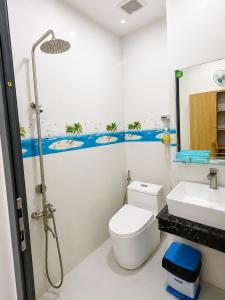 a bathroom with a toilet and a sink at Khách sạn Đạt Tiến Quân in Ấp Bình Hưng