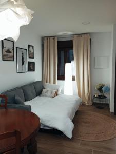 a living room with a couch and a table at Casa do Coto in Islote de Chilreu