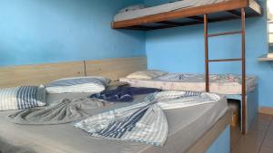 three bunk beds are lined up in a room at Hotel Nanuque in Cabo Frio