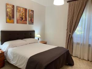a bedroom with a large bed and a window at Finca la Tierruca de Cudon in Cudón