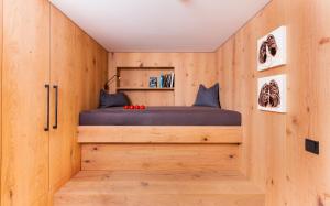 1 dormitorio con 1 cama en una cabaña de madera en Das Reisch, en Kitzbühel