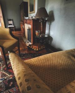- un salon avec un lit et une cheminée dans l'établissement Chambres d'Hôtes Domaine du Hameau Baylesse, à Saint-Jean-dʼAigues-Vives