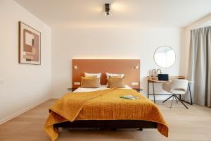 Llit o llits en una habitació de Diamant Suites Brussels EU