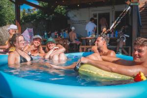 Eine Gruppe von Menschen sitzt in einem Schwimmbecken in der Unterkunft SURFbase Loredo in Loredo
