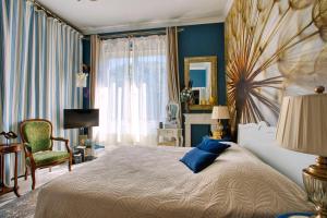 a bedroom with a large bed and a chair at Chambre d'hôtes Bounty - terrasse, cuisine privée, garage in Olliergues