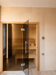 a glass shower in a room with a bench at oto harmonia in Rąbinek