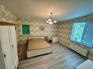 a bedroom with a bed and a window at BABILINA HOTELs in Simonet'i