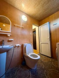 a bathroom with a toilet and a sink at BABILINA HOTELs in Simonet'i