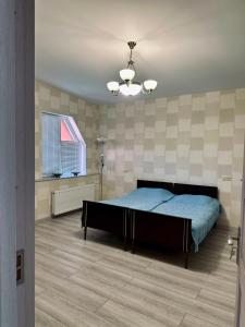 a bedroom with a large bed and a window at BABILINA HOTELs in Simonet'i