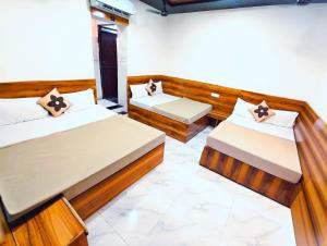 a room with two beds in a room at HOTEL OM PALACE NEAR MAHAKALESHWAR TEMPlE in Ujjain