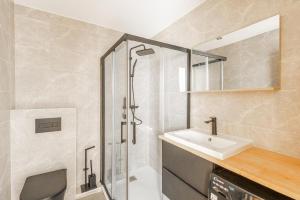 a bathroom with a sink and a shower at L'Aube des Alpes Hyper Centre Élégance et Confort in Thonon-les-Bains