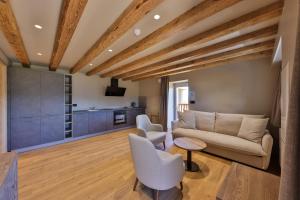 a living room with a couch and a table at Domaine Le H in Munster