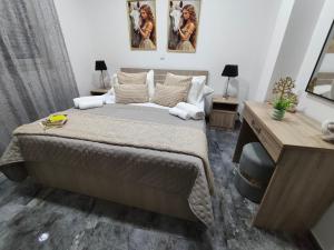ein Schlafzimmer mit einem großen Bett und zwei Bildern an der Wand in der Unterkunft Christo Central in Kefalos