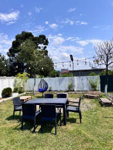 a black table and chairs in a yard at Kakhaberi Cottages in Stantsiya Batumi-Passazhirskaya