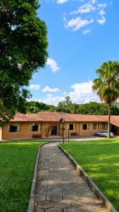 a building with a stone path in front of it at Pousada Siloé - Mosteiro de São Bento em Vinhedo in Vinhedo
