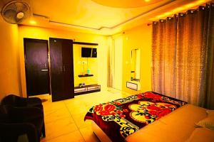 a bedroom with a bed in a room at hotel shivalik palace in Dhanbād
