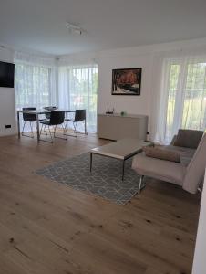 a living room with a couch and a table at Komfortables 2-Zimmer Apartment in Rinteln in Rinteln