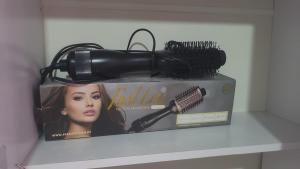 a blow dryer on top of a box on a shelf at Apartamento Inteiro Foz do Iguaçu Prox Rodoviaria in Foz do Iguaçu