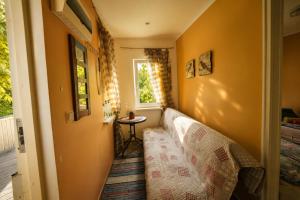ein kleines Zimmer mit einer Couch und einem Fenster in der Unterkunft MaaRitza Holiday Cottage in Türi