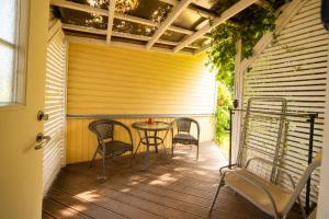 eine Terrasse mit Stühlen und einem Tisch auf einem Deck in der Unterkunft MaaRitza Holiday Cottage in Türi