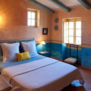a bedroom with a large bed in a room at Le Maria Venezia in LʼÎle-Rousse
