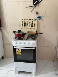 a stove in a kitchen with a pot on it at Casa do Graf 2 in Sorriso