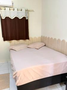 a bedroom with a bed with a curtain on it at Casa do Graf 2 in Sorriso +6 photos