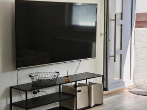 a black table with a television on a wall at Pfälzer Auszeit in Heuchelheim-Klingen