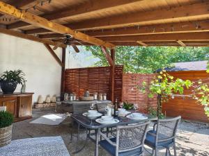 a patio with a table and chairs under a pergola at Pfälzer Auszeit in Heuchelheim-Klingen